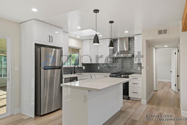 Building Photo - 1396 Saratoga Dr