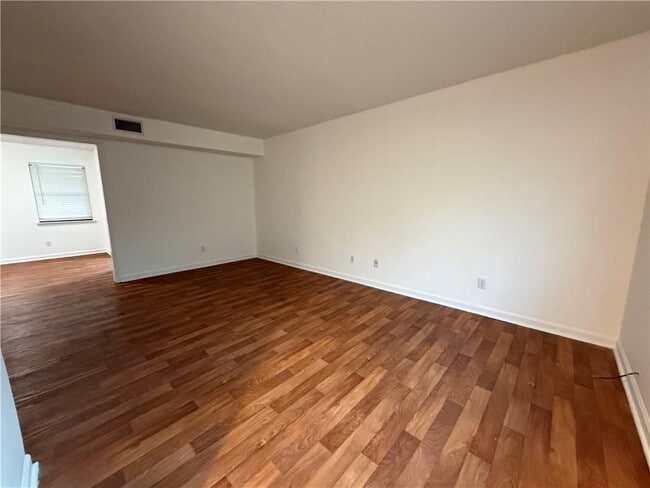 Building Photo - 902 Darling Ave