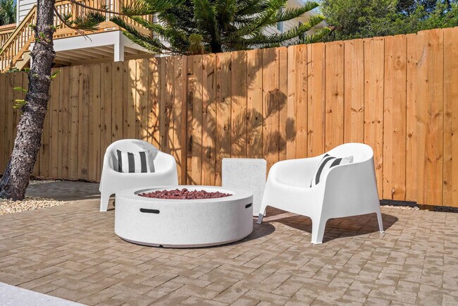 Building Photo - 28 W Castillo Dr