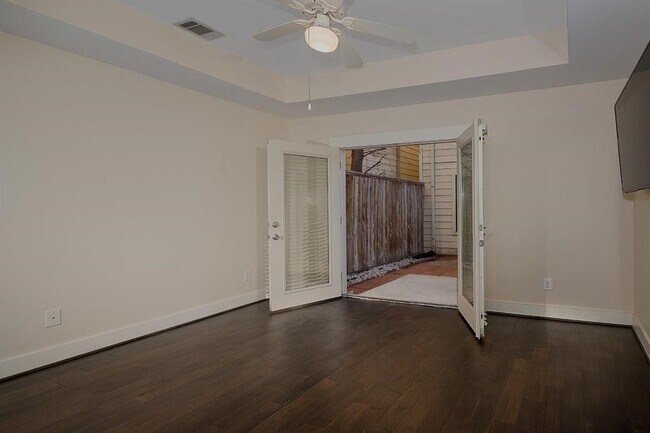 Building Photo - 914 W 25th St