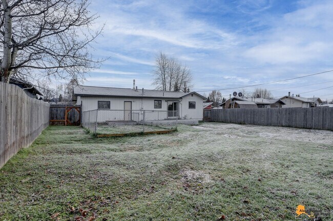 Building Photo - Cozy Abbott Loop Single Family Home w/ Garage & Fenced in Yard