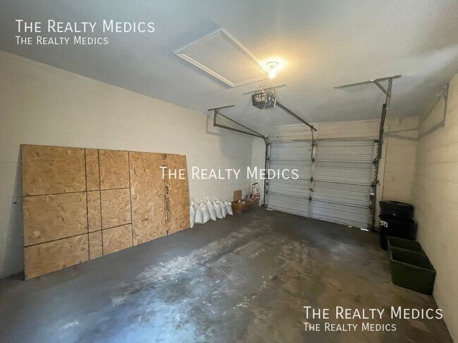 Building Photo - 477 Meadowood Blvd