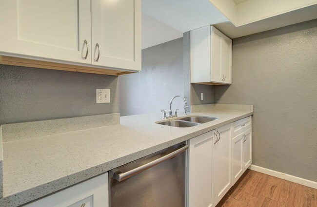 Building Photo - 2202 W Glenrosa Ave