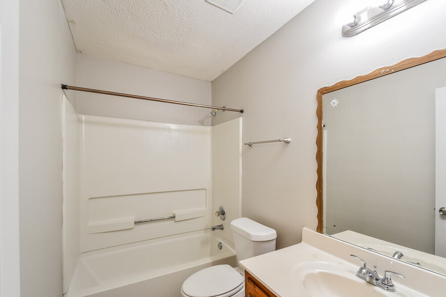 Building Photo - 6845 Dunbarton Dr