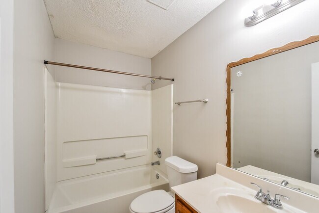 Building Photo - 6845 Dunbarton Dr