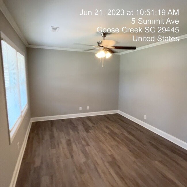 Building Photo - Relaxed Living with Spacious Yard in Goose...