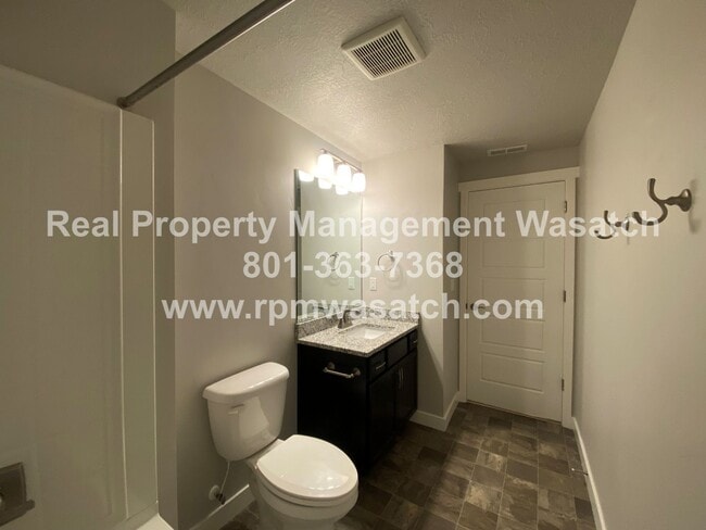 Building Photo - Beautiful 3 Bed, 4 Bath Townhome with 2-ca...