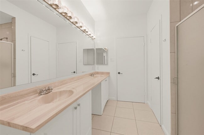 Building Photo - 2860 Holly Hall St