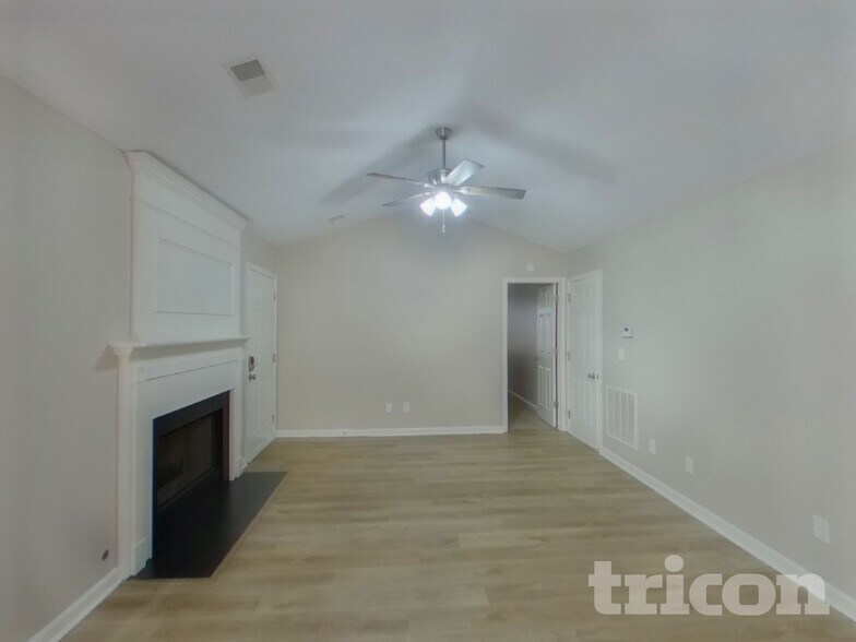 Building Photo - 562 Chisolm Way