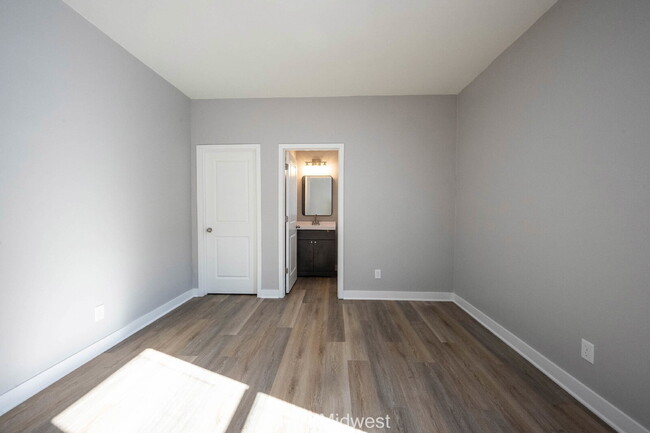 Building Photo - "Charming 3-Bed, 2-Bath Duplex Haven in He...