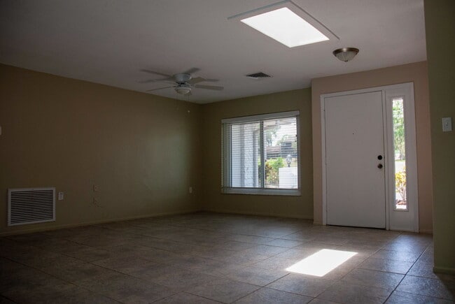 Building Photo - 3/Bedroom 3/Bath Tarpon Springs Home
