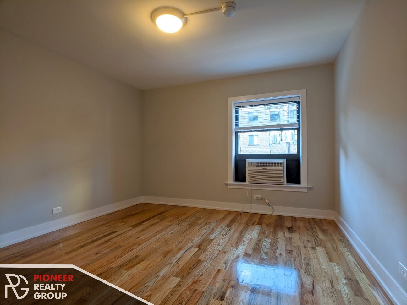 Building Photo - 560 W Arlington Pl