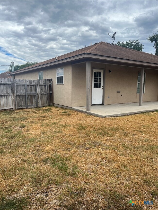 Building Photo - 1031 Helen Dr