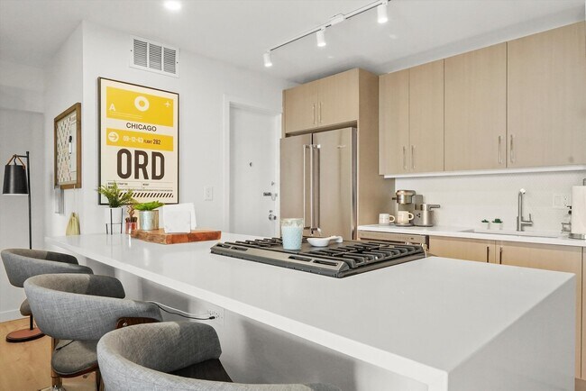 Building Photo - 3430 N Lake Shore Dr