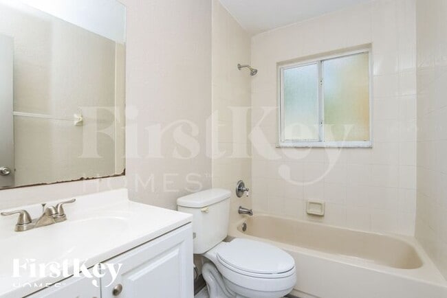 Building Photo - 2749 Elm Dr NE