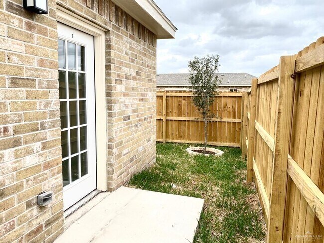 Building Photo - 10 Nightingale Ave