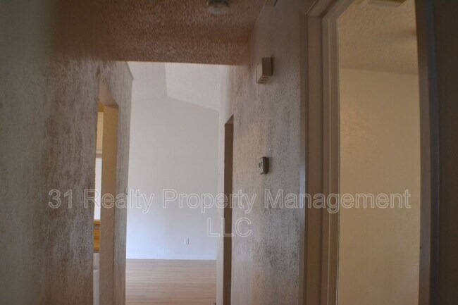 Building Photo - 1520 Pebblewood Dr