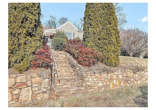 Building Photo - Charming 3BR in SW Roanoke | Fenced Yard | Hardwood Floors | Wasena Area