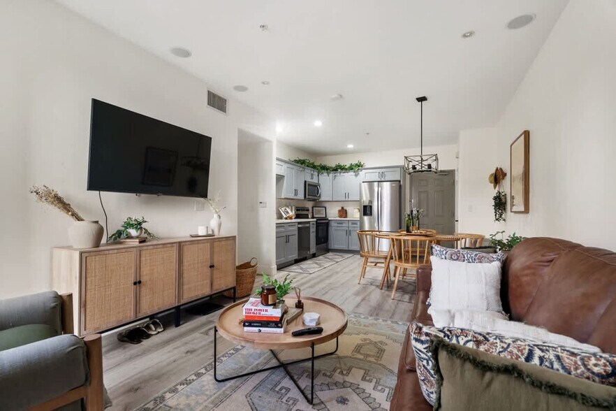 Building Photo - 1501 Front St