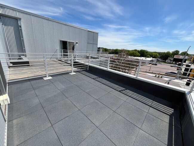 Building Photo - 3 Bed/2.5 Bath Townhome in Downtown Sioux Falls!!