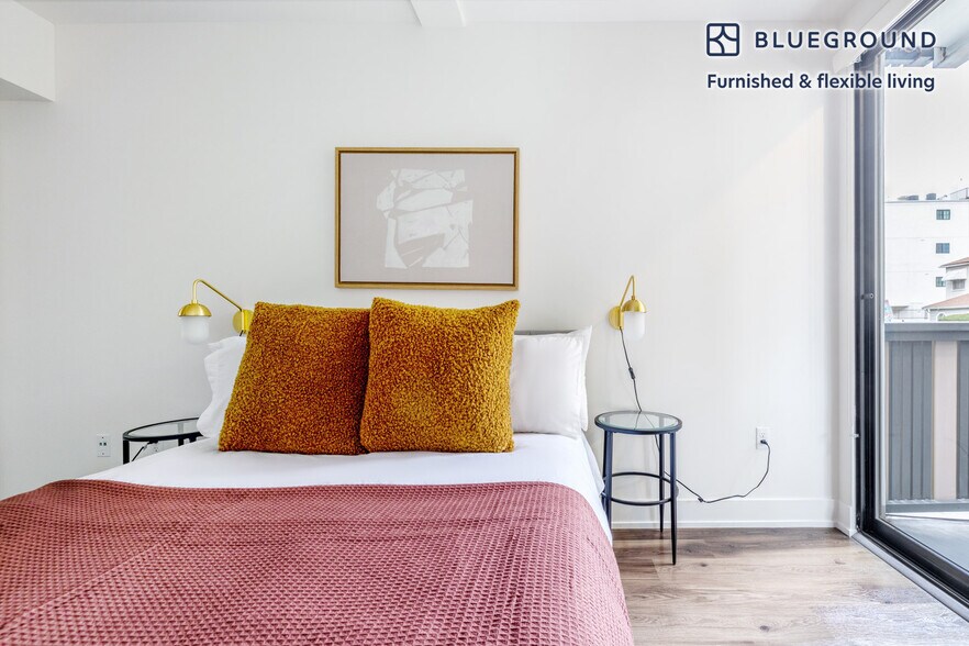 Building Photo - 129 S Kings Rd