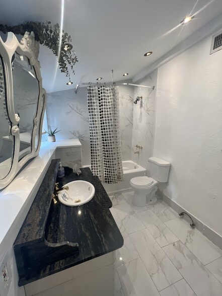 Building Photo - 100 NE 43rd St