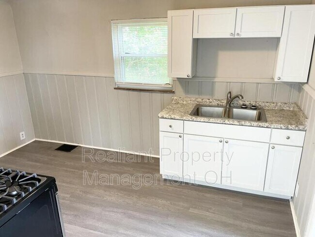 Building Photo - 2352 Harper Ave