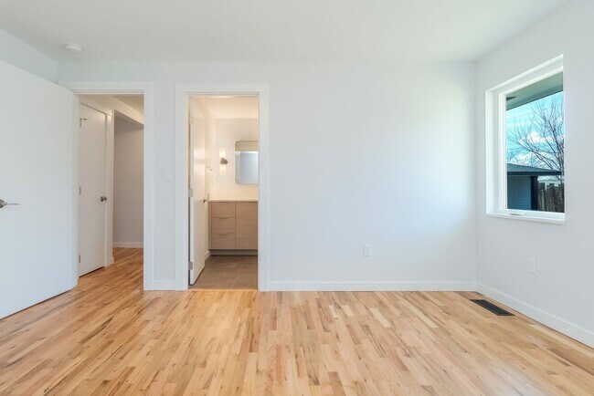 Building Photo - Beautifully Redesigned Home in Quiet Neighborhood