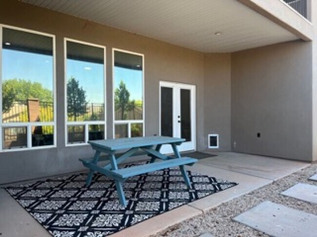 Building Photo - Very Spacious 6 bedroom home with amazing ...