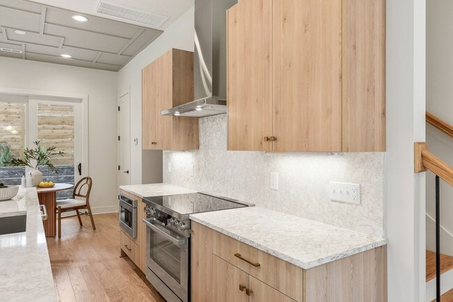 Building Photo - Stunning End Unit Townhome in Salemtown