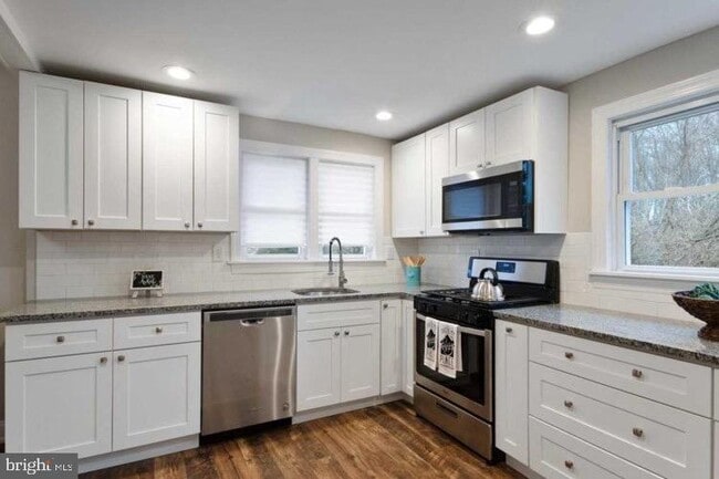 Building Photo - 14 Sewell St