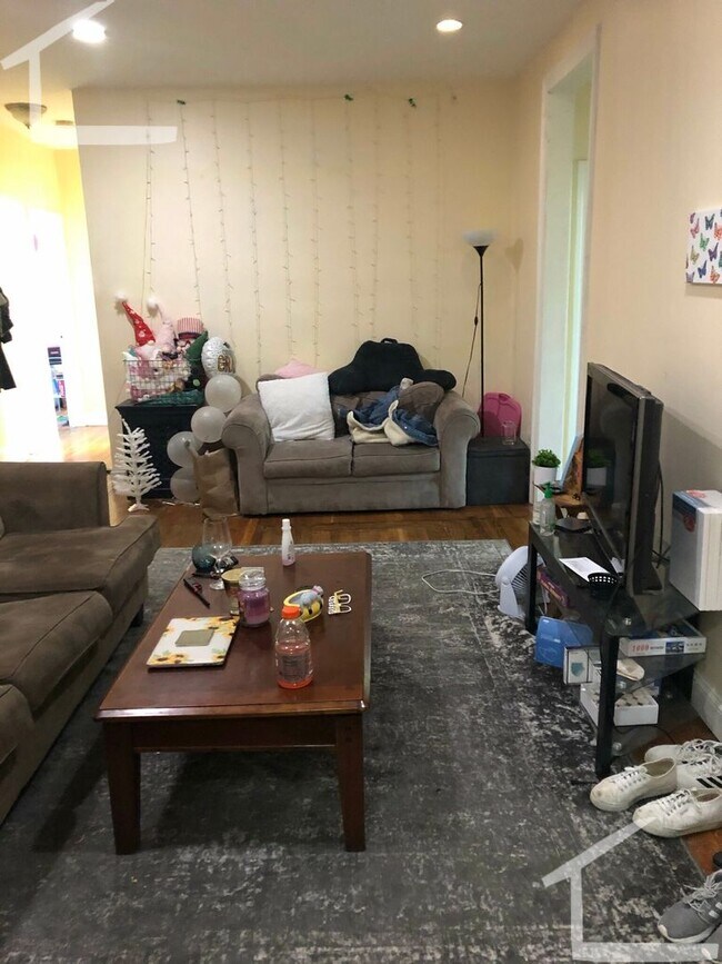 Building Photo - 4bed-1.5bath Egmont St. Apartment with Heat/Hot Water Included!