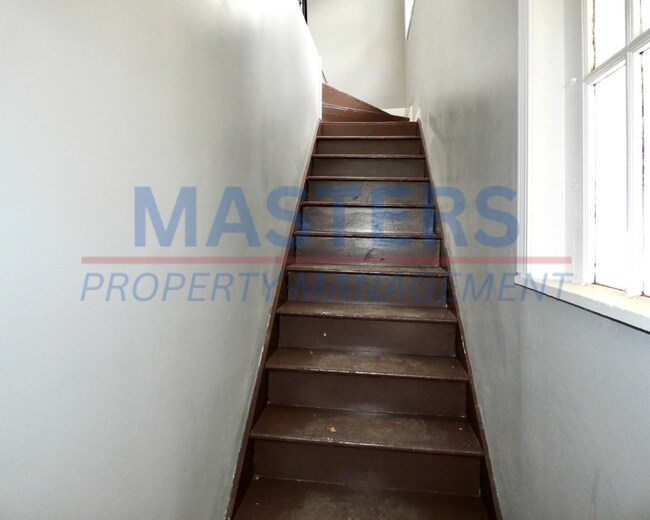 Building Photo - Spacious Rental | Convenient Central Location