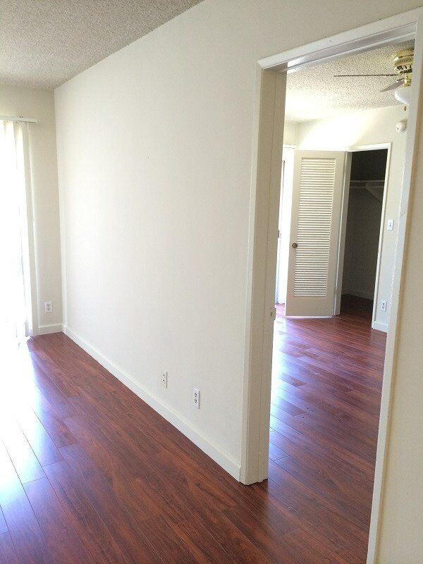 Building Photo - 530 Veteran Ave