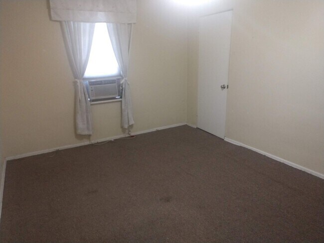 Building Photo - Beautiful Home for Rent With Some Utilitie...