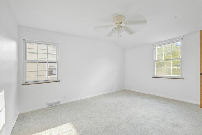 Building Photo - 3836 Woodmont Rd