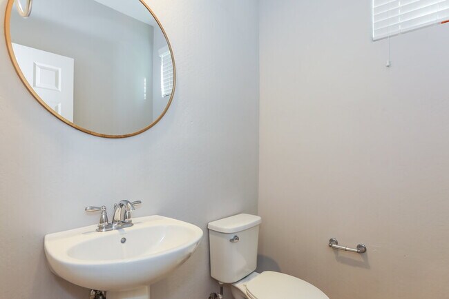 Building Photo - 3710 E Robert St