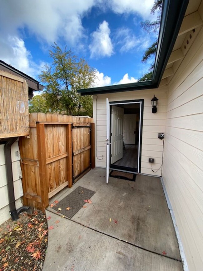 Building Photo - CHARMING 2 BEDROOM HOUSE