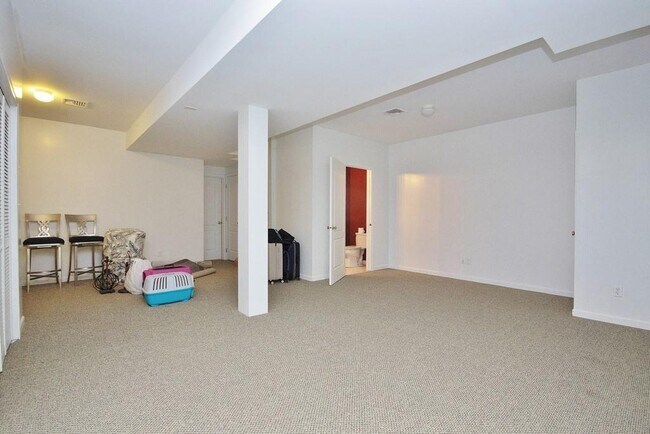 Building Photo - 836 Huntington Dr