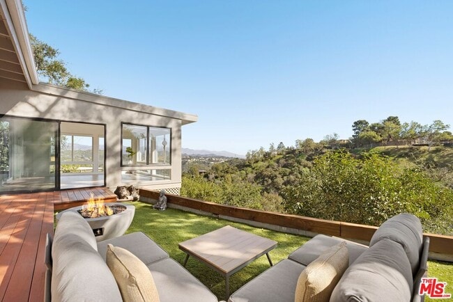 Building Photo - 2204 Ridgemont Dr