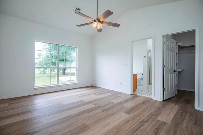 Building Photo - 1470 Forest St