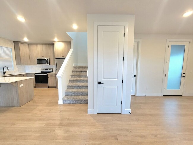 Building Photo - Modern Comfort in the Heart of SE Portland...
