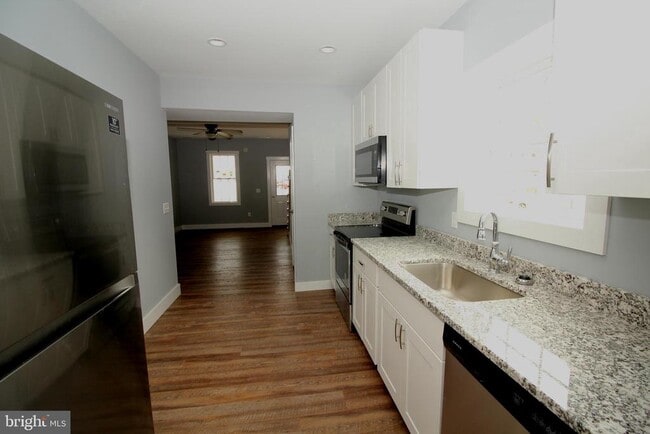 Building Photo - 306 Main St