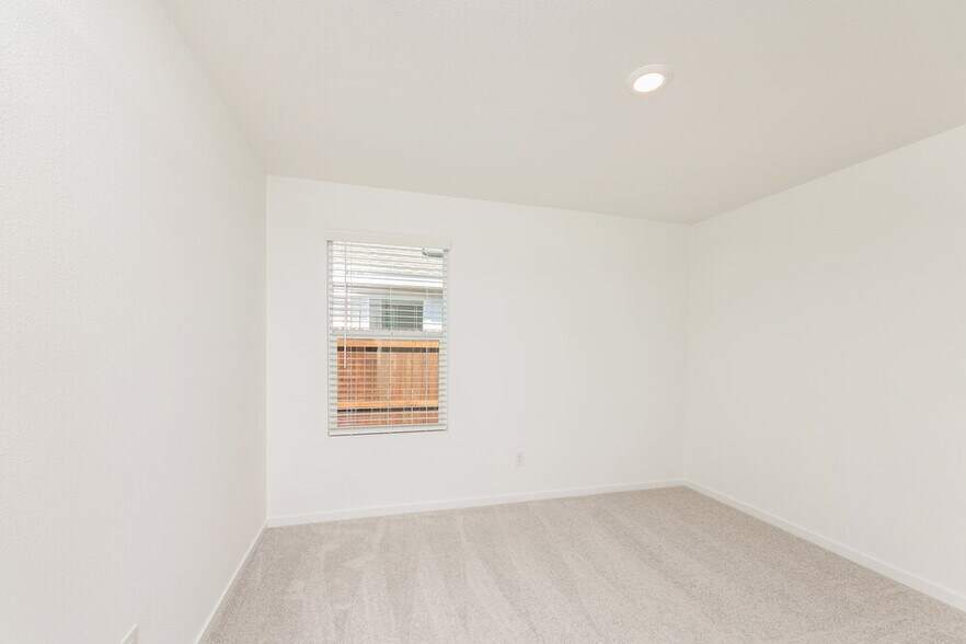 Building Photo - 1215 Maple St