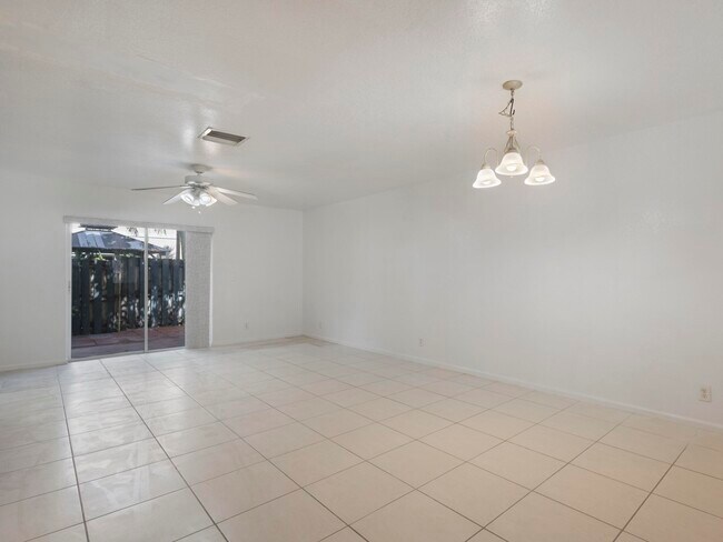 Building Photo - 970 Summit Lake Dr