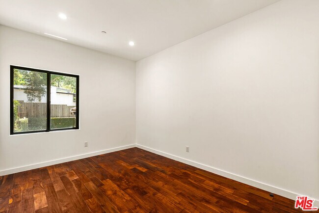 Building Photo - 8836 Wonderland Ave