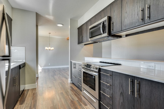 Building Photo - 2200 E Warm Springs Ave