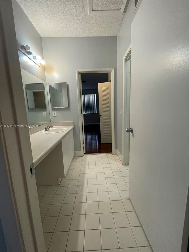 Building Photo - 6928 SW 39th St