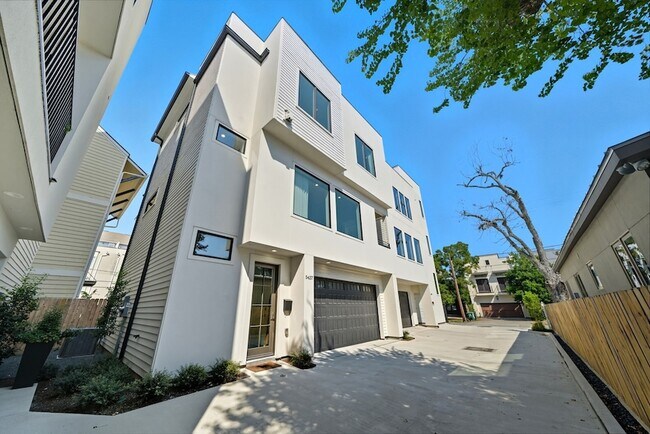 Building Photo - 5437 Darling St