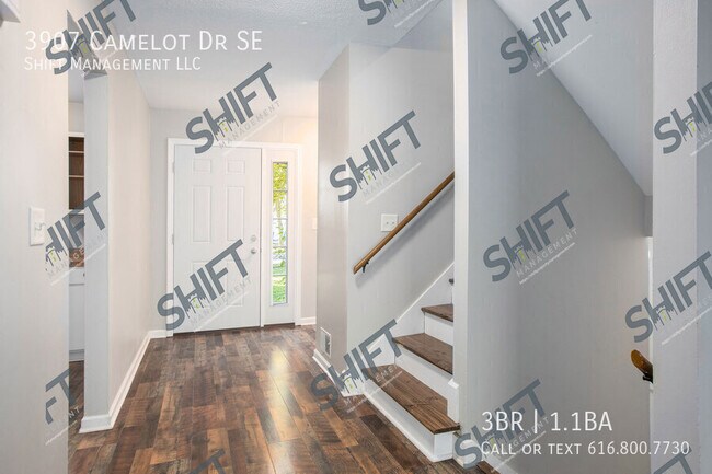 Building Photo - 3907 Camelot Dr SE